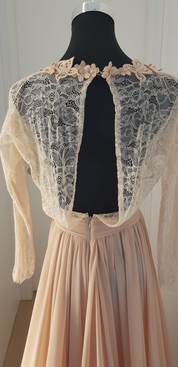 Showpiece der Nanili Kollektion 2018 in nude, Robe aus Spitze und Chiffon, mit Blumen bestickt
