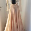 Showpiece der Nanili Kollektion 2018 in nude, Robe aus Spitze und Chiffon, mit Blumen bestickt