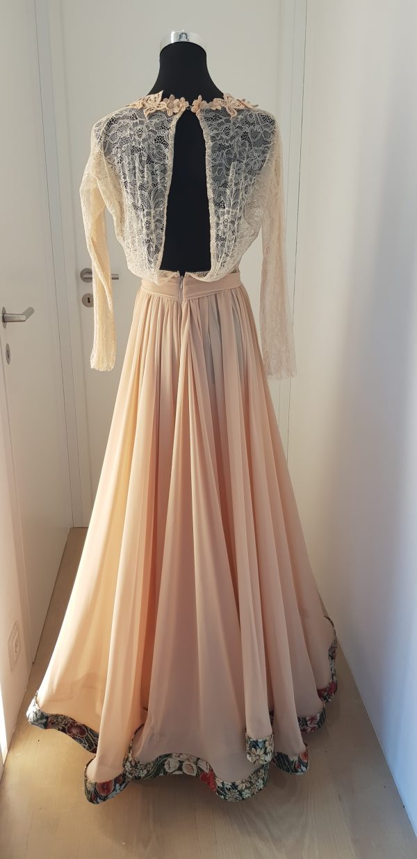 Showpiece der Nanili Kollektion 2018 in nude, Robe aus Spitze und Chiffon, mit Blumen bestickt