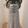 Showpiece der Nanili Kollektion 2018 in schwarz und weiß, Robe aus gestreifter Seide, mit Blumen bestickt, bodenlang