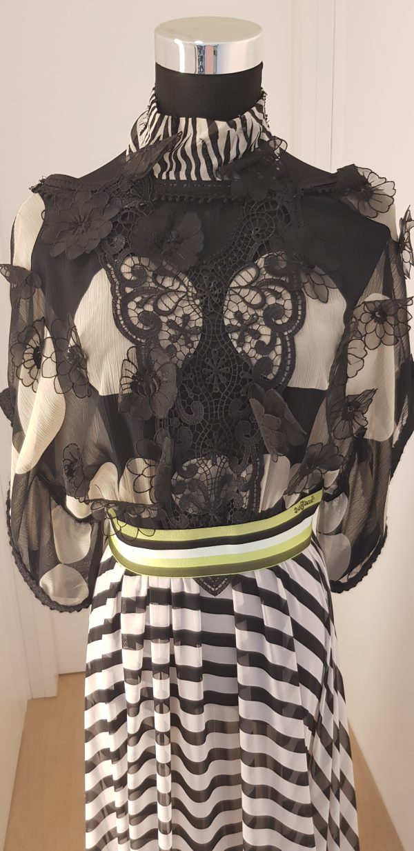 Showpiece der Nanili Kollektion 2018 in schwarz und weiß, Robe aus gestreifter Seide, mit Blumen bestickt, bodenlang