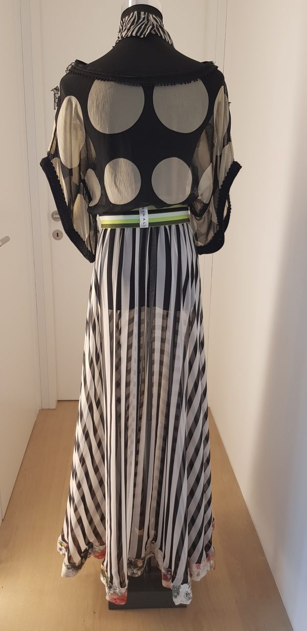 Showpiece der Nanili Kollektion 2018 in schwarz und weiß, Robe aus gestreifter Seide, mit Blumen bestickt, bodenlang