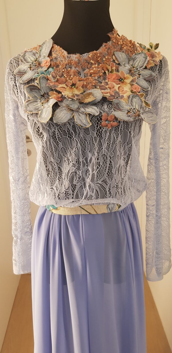 Showpiece der Nanili Kollektion 2018, Robe aus Spitze und Seide, mit Blumen bestickt