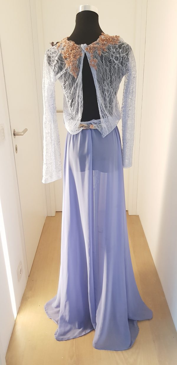 Showpiece der Nanili Kollektion 2018, Robe aus Spitze und Seide, mit Blumen bestickt