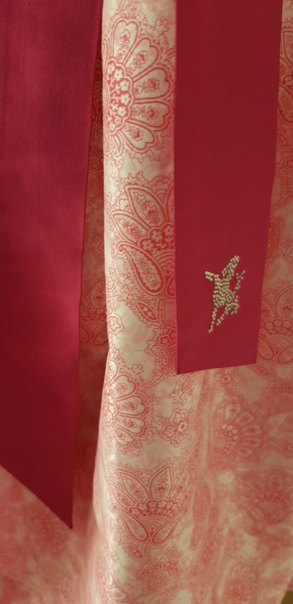 Offizielles "Pink Ribbon" Dirndl von Sportalm, rosa Leinenleib mit Froschgoscherl, edlen Silberknöpfen mit Rosenmotiv, rosa Rock mit Blumenmuster, mit hochgeschlossener weißen Spitzenbluse, Schürze weiß mit rosa Paisleymuster und pinkem Schürzenbank mit Strasssteinen