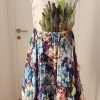 Zartes Blumen-Bustierkleid mit weißem Tüll