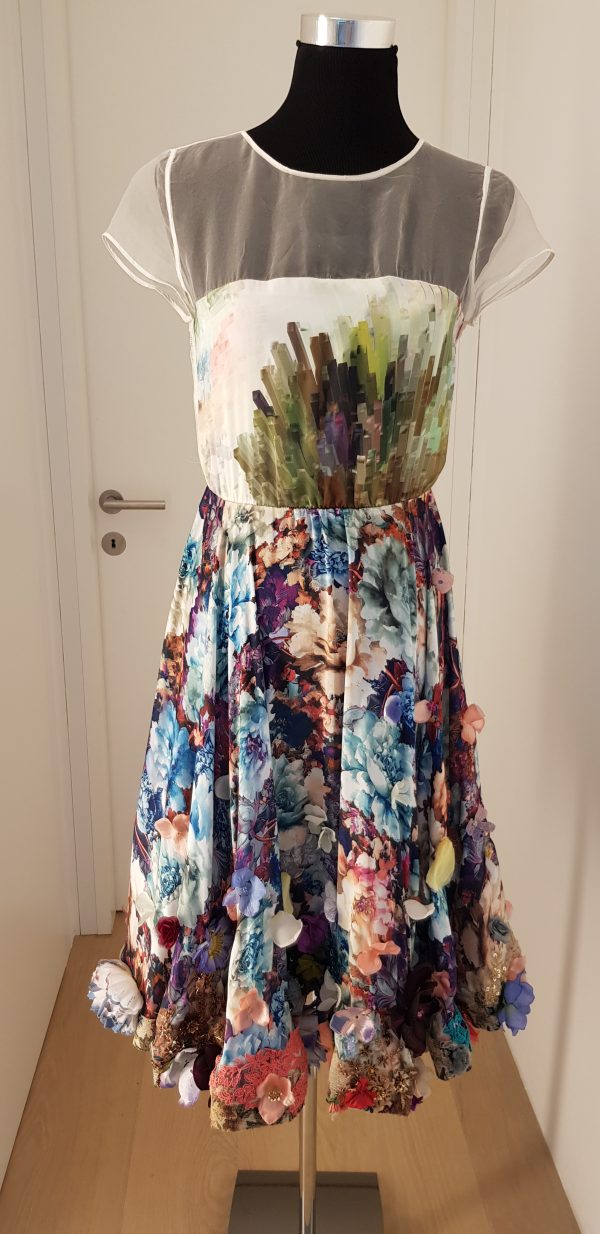 Zartes Blumen-Bustierkleid mit weißem Tüll