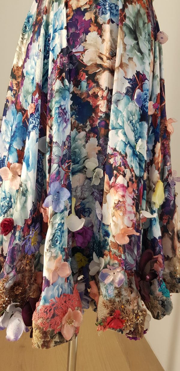 Zartes Blumen-Bustierkleid mit weißem Tüll