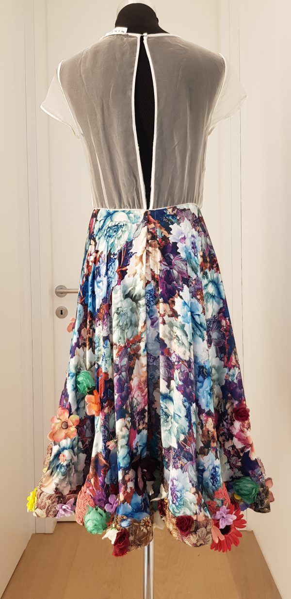 Zartes Blumen-Bustierkleid mit weißem Tüll