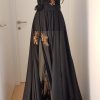 Showpiece der Nanili Kollektion 2018 in schwarz, Robe aus Spitze und Seide, mit Blumen bestickt