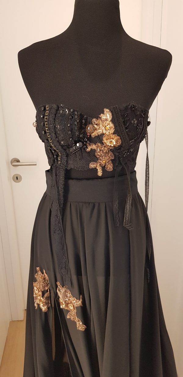 Showpiece der Nanili Kollektion 2018 in schwarz, Robe aus Spitze und Seide, mit Blumen bestickt