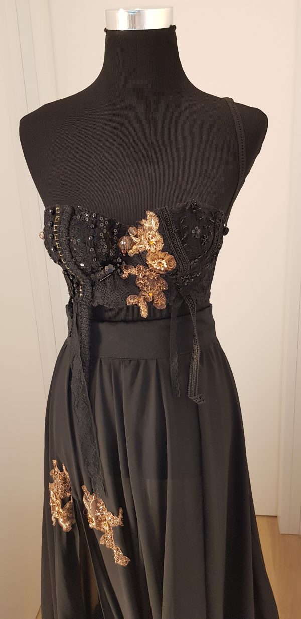 Showpiece der Nanili Kollektion 2018 in schwarz, Robe aus Spitze und Seide, mit Blumen bestickt