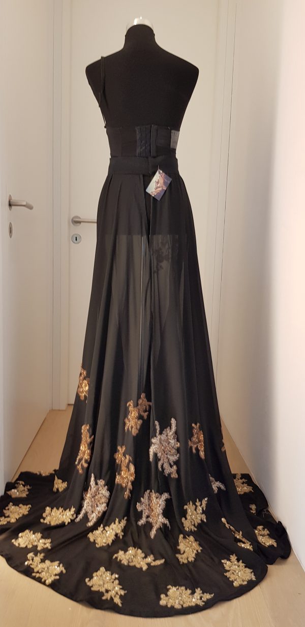 Showpiece der Nanili Kollektion 2018 in schwarz, Robe aus Spitze und Seide, mit Blumen bestickt