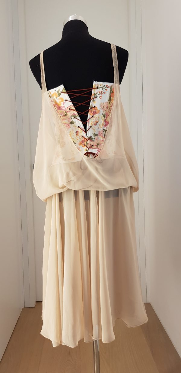 Zartes Chiffonkleid mit Spitze, wadenlang