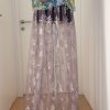 Showpiece der Nanili Kollektion 2018, Robe aus Spitze und Seide, mit Blumen bestickt
