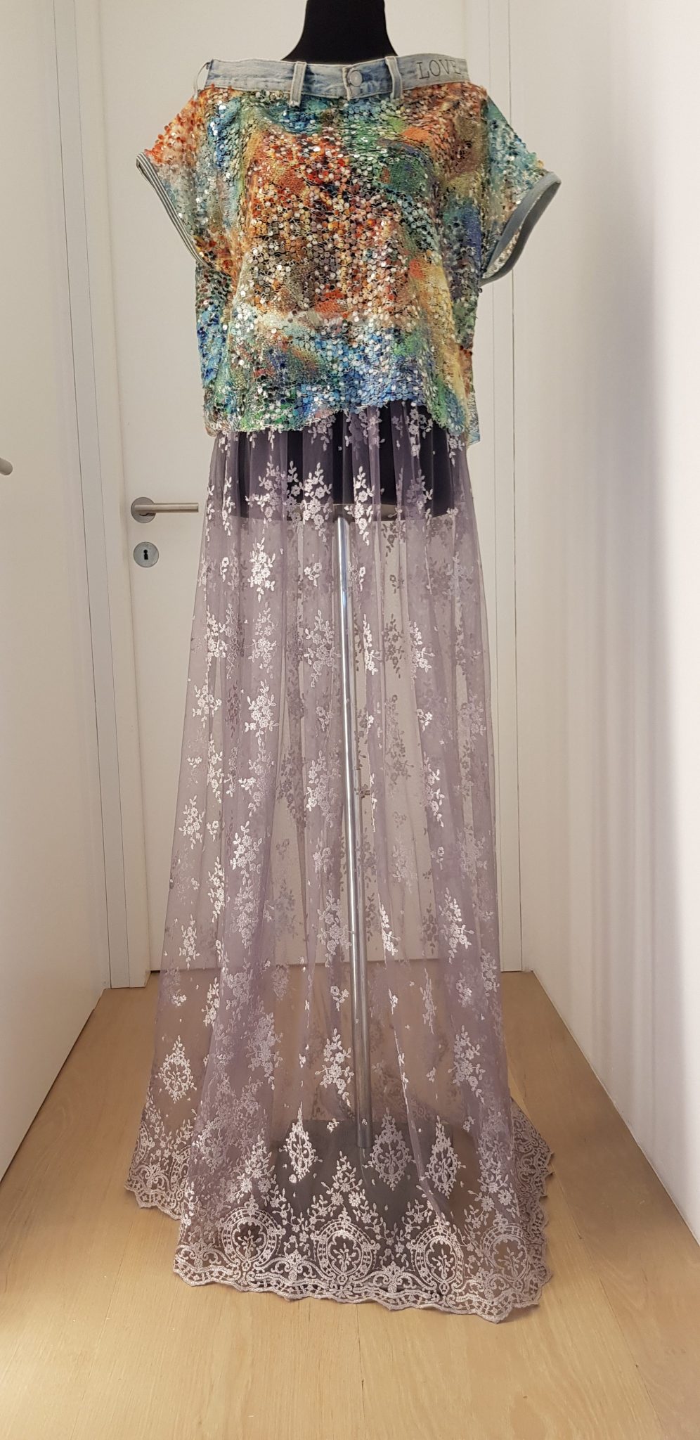 1047-Ballkleid-Nanili-pastell Showpiece der Nanili Kollektion 2018, Robe aus Spitze und Seide, mit Blumen bestickt
