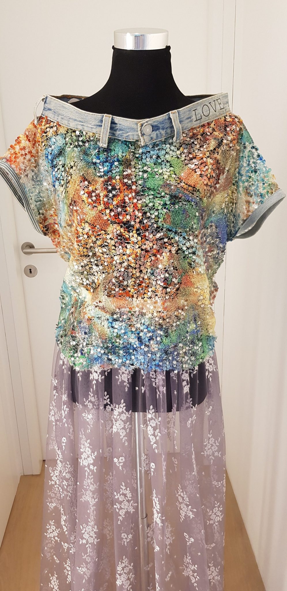 1047-Ballkleid-Nanili-pastell Showpiece der Nanili Kollektion 2018, Robe aus Spitze und Seide, mit Blumen bestickt