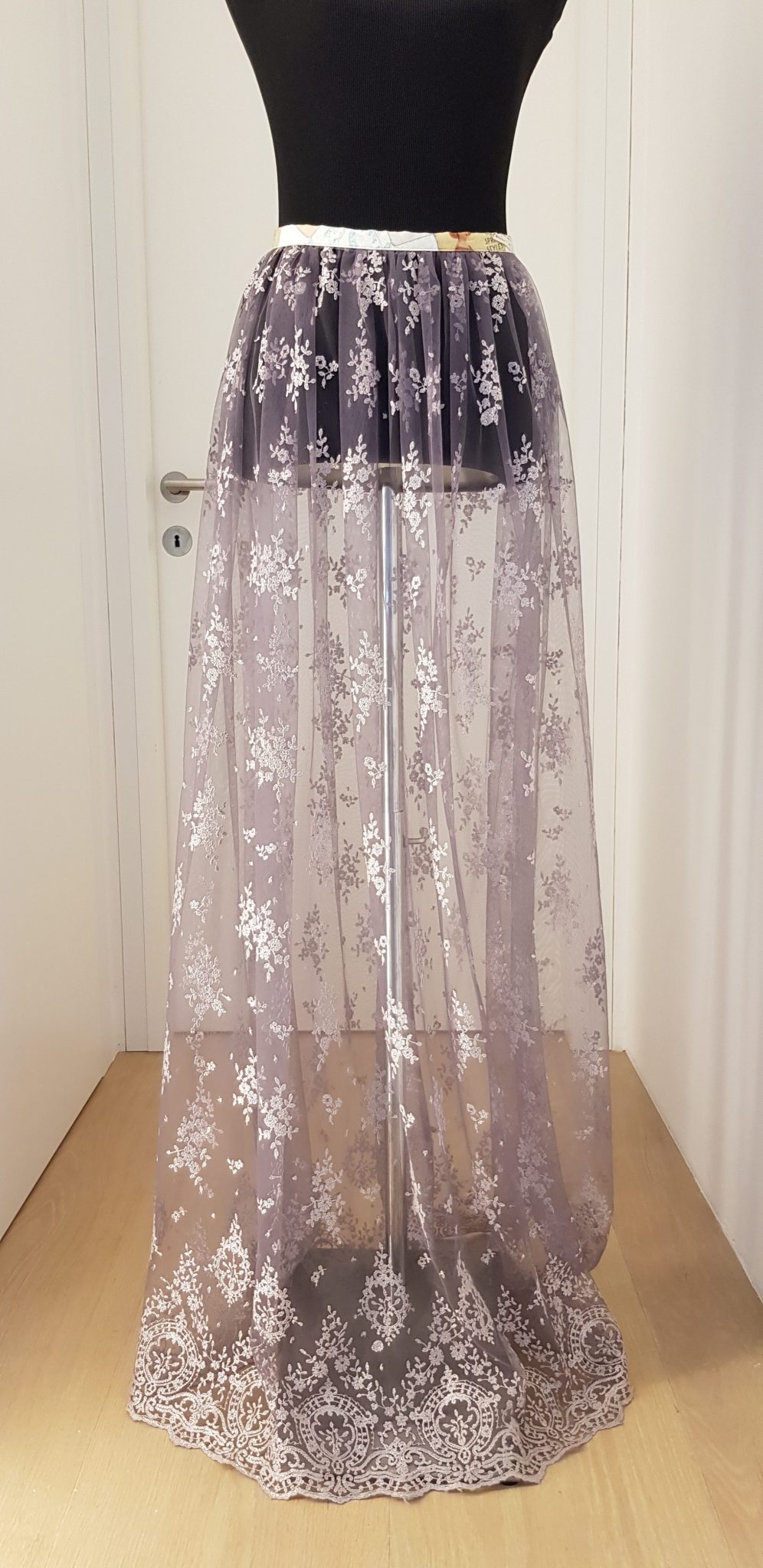 1047-Ballkleid-Nanili-pastell Showpiece der Nanili Kollektion 2018, Robe aus Spitze und Seide, mit Blumen bestickt