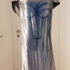 Silbernes Paillettenkleid mit extrem breitem silbernen Schalkragen, blaues Ornament vorne