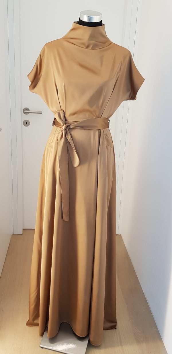 Schlichtes kupfergoldenes Seidenkleid mit Gürtel, hohem Kragen, überstehenden Ärmeln
