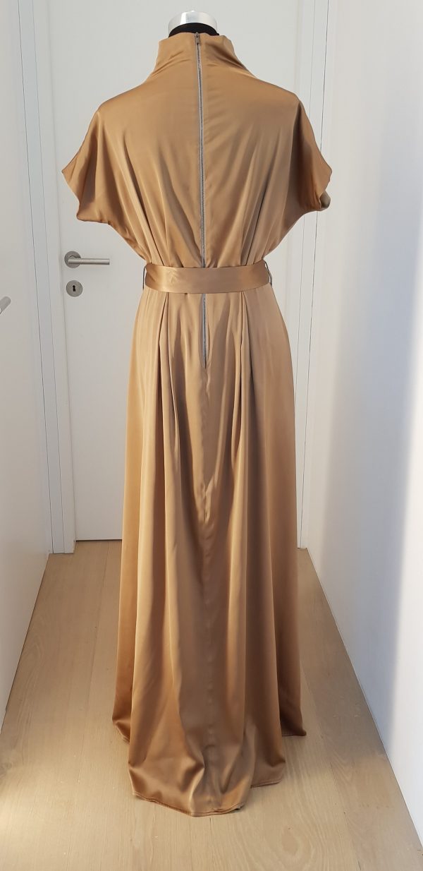 Schlichtes kupfergoldenes Seidenkleid mit Gürtel, hohem Kragen, überstehenden Ärmeln