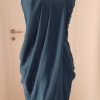 Raffiniert gewickeltes ärmelloses Bustierkleid in petrol aus Seide/ Baumwolle. Knielang, asymmetrisch. Gürtel nur auf einer Seite