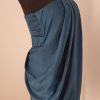 Raffiniert gewickeltes ärmelloses Bustierkleid in petrol aus Seide/ Baumwolle. Knielang, asymmetrisch. Gürtel nur auf einer Seite
