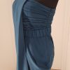 Raffiniert gewickeltes ärmelloses Bustierkleid in petrol aus Seide/ Baumwolle. Knielang, asymmetrisch. Gürtel nur auf einer Seite