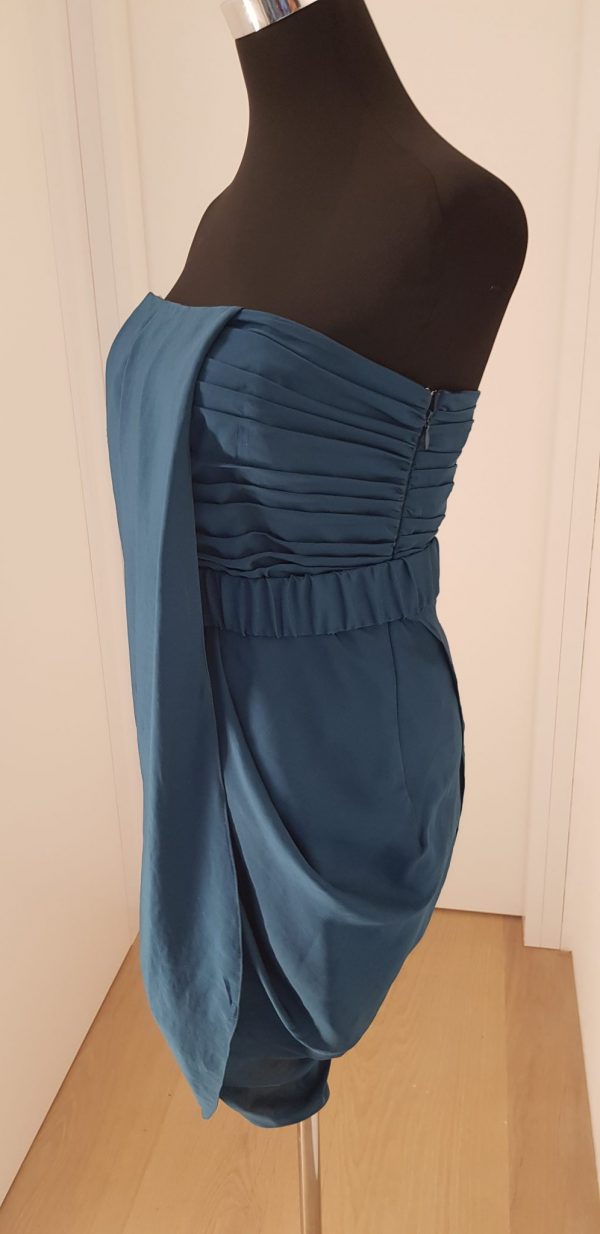 Raffiniert gewickeltes ärmelloses Bustierkleid in petrol aus Seide/ Baumwolle. Knielang, asymmetrisch. Gürtel nur auf einer Seite
