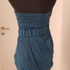 Raffiniert gewickeltes ärmelloses Bustierkleid in petrol aus Seide/ Baumwolle. Knielang, asymmetrisch. Gürtel nur auf einer Seite