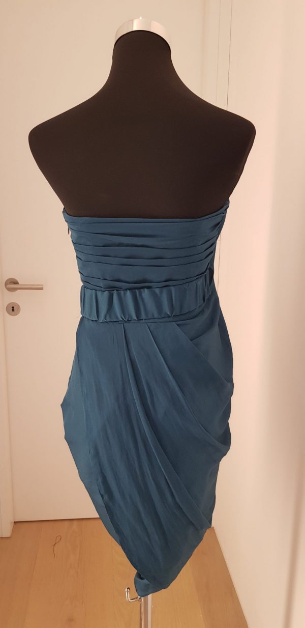 Raffiniert gewickeltes ärmelloses Bustierkleid in petrol aus Seide/ Baumwolle. Knielang, asymmetrisch. Gürtel nur auf einer Seite