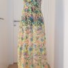 Gewagtes Transparentkleid mit gelb blauer Spitze, angeschnittene Ärmel, bodenlang,