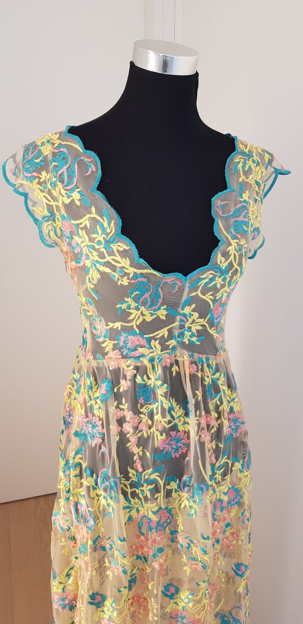 Gewagtes Transparentkleid mit gelb blauer Spitze, angeschnittene Ärmel, bodenlang,
