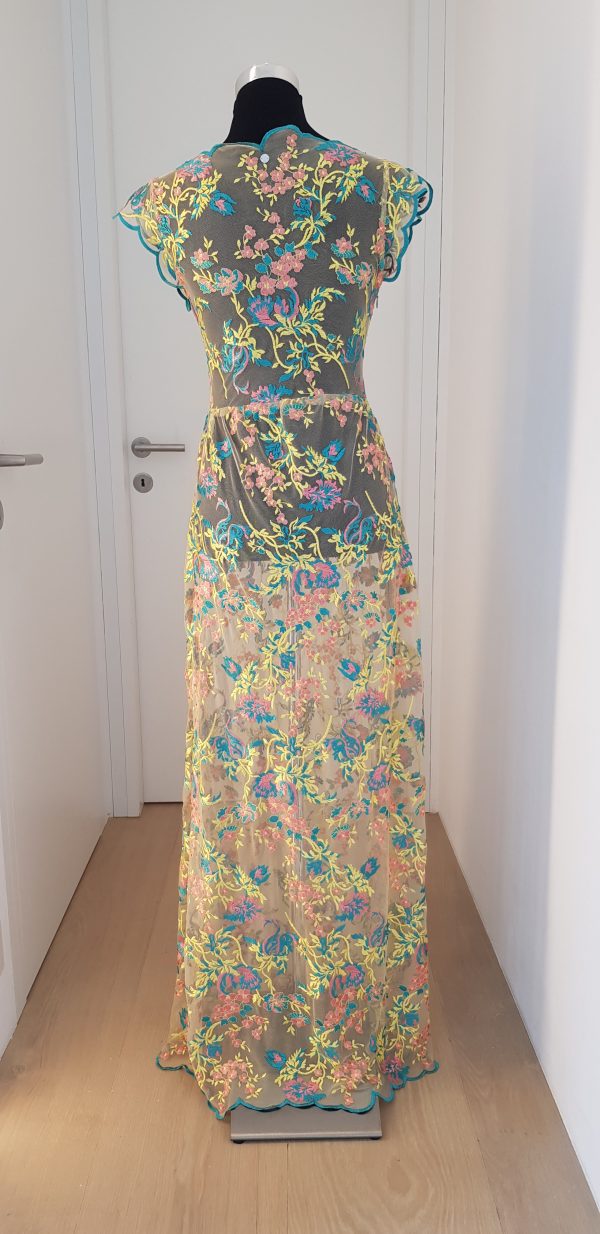 Gewagtes Transparentkleid mit gelb blauer Spitze, angeschnittene Ärmel, bodenlang,