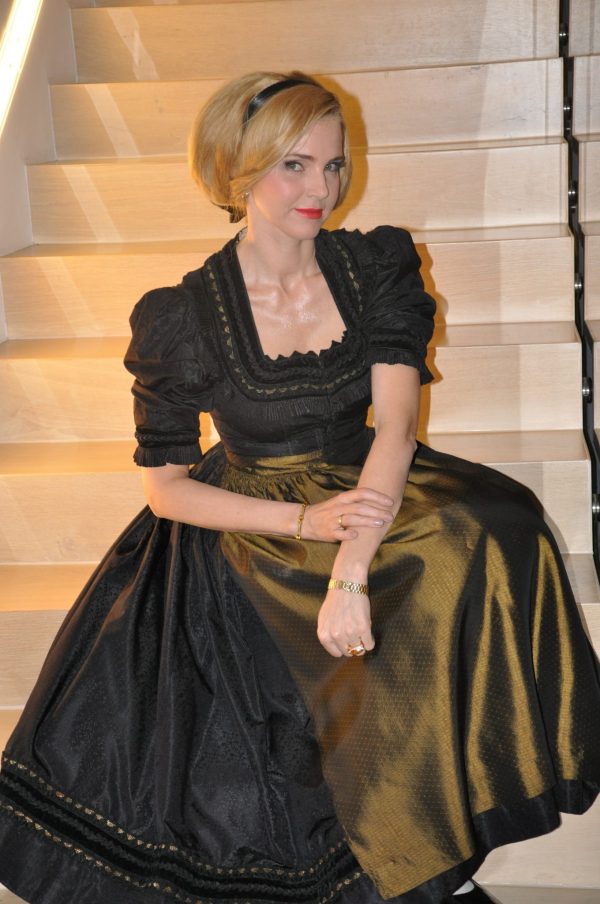 65 Jahre altes Original "Kärntner Brautmutterdirndl", sehr schön verarbeitetes altes Seidendirndl mit aufwendiger Goldstickerei, 3/4 Ärmel
