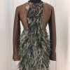 Extravagantes kurzes Federnkleid "Papagena" mit Bolero, vorne hochgeschlossen, hinten extrem tiefer Rücken, lose Rückenbefestigung