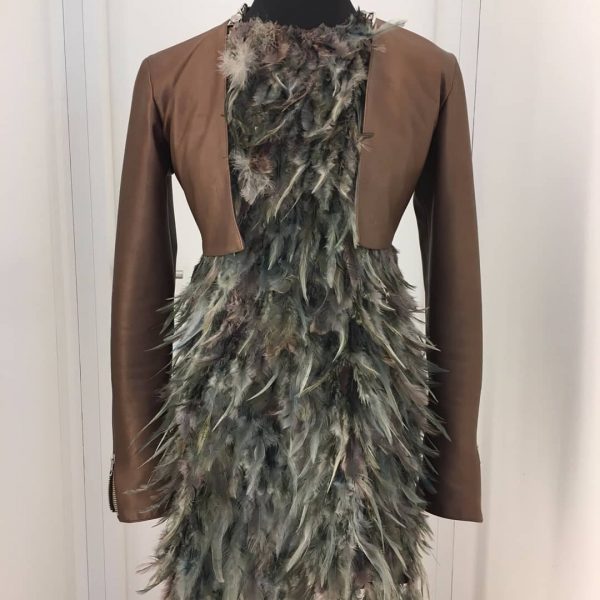 Extravagantes kurzes Federnkleid "Papagena" mit Bolero, vorne hochgeschlossen, hinten extrem tiefer Rücken, lose Rückenbefestigung