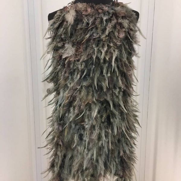 Extravagantes kurzes Federnkleid "Papagena" mit Bolero, vorne hochgeschlossen, hinten extrem tiefer Rücken, lose Rückenbefestigung