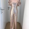 Pailletten Jumpsuit in leichtem rosa, tiefer Rücken. Überhängende Kimonoärmel, Bootcut Ausschnitt