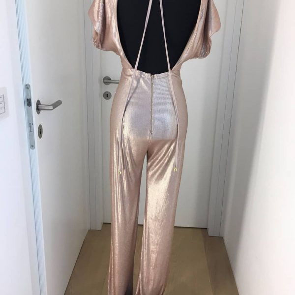 Pailletten Jumpsuit in leichtem rosa, tiefer Rücken. Überhängende Kimonoärmel, Bootcut Ausschnitt