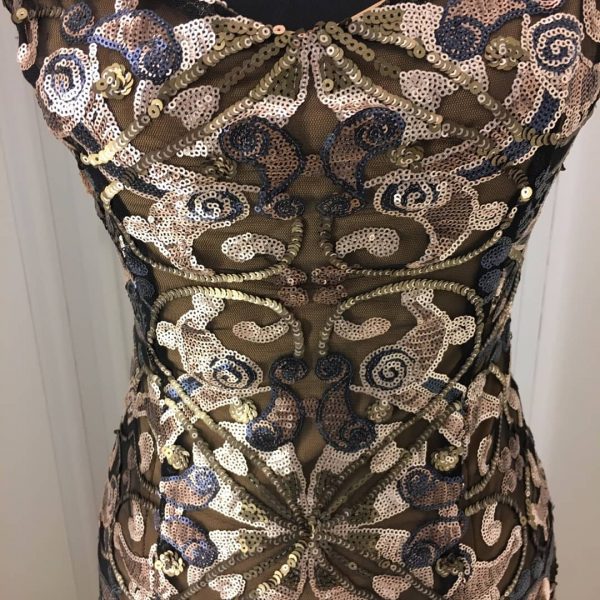 Figurbetontes langes Ballkleid mit Pailletten im Ornament-Design, gold-kupfer-dunkelblau, opulent
