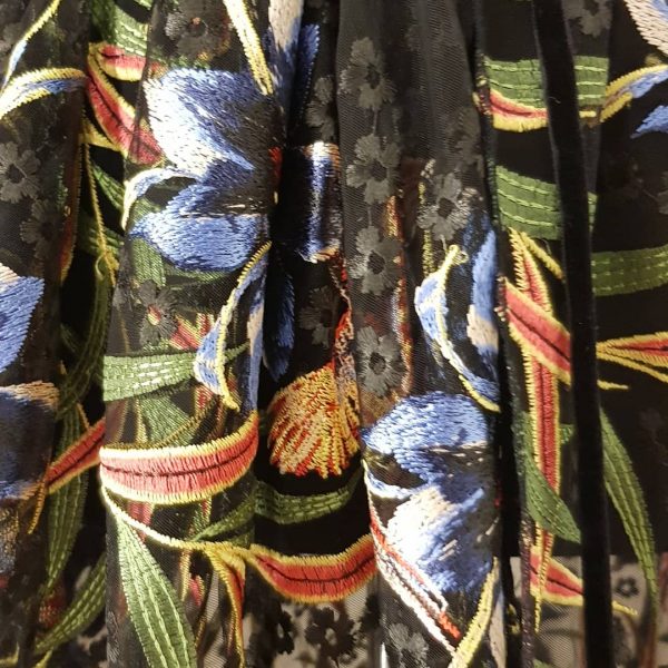 Sehr edles schwarz transparentes besticktes Wickelkleid mit Samtbändern, tiefen Puffärmeln, schwarzem Negligee