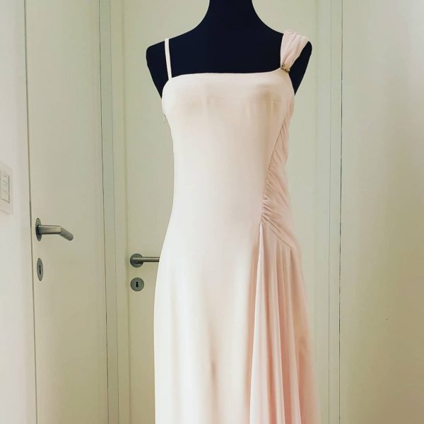 Zartes rosa Chiffonkleid mit breitem und schmalem Träger, Wickeloptik, bodenlang