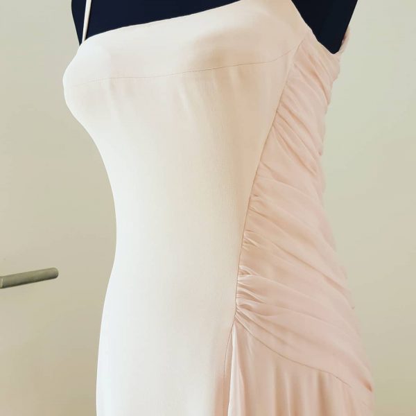 Zartes rosa Chiffonkleid mit breitem und schmalem Träger, Wickeloptik, bodenlang