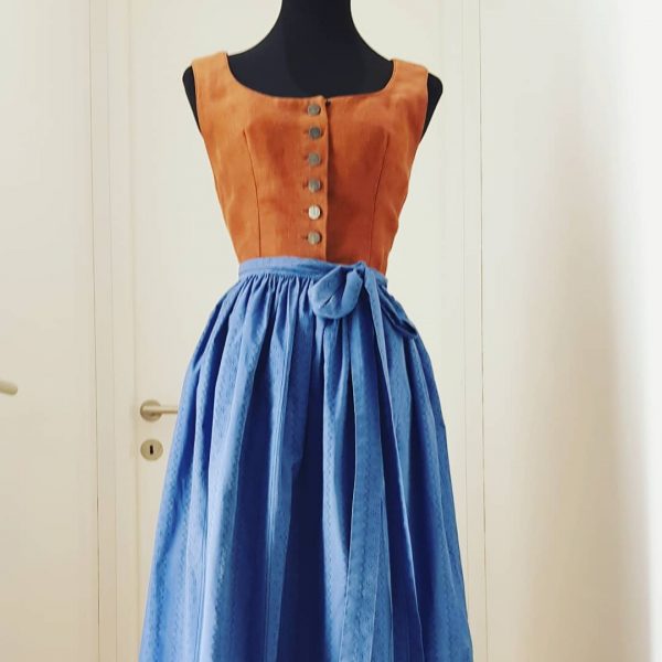 echte "Lamingtaler Tracht", schlichtes Dirndl mit braunem Leinenleib, brauner Rock mit kleinen weißen Blumen, blaue Schürze mit weißem Trachtenmuster