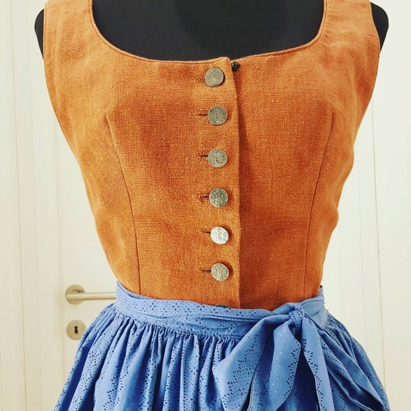 echte "Lamingtaler Tracht", schlichtes Dirndl mit braunem Leinenleib, brauner Rock mit kleinen weißen Blumen, blaue Schürze mit weißem Trachtenmuster