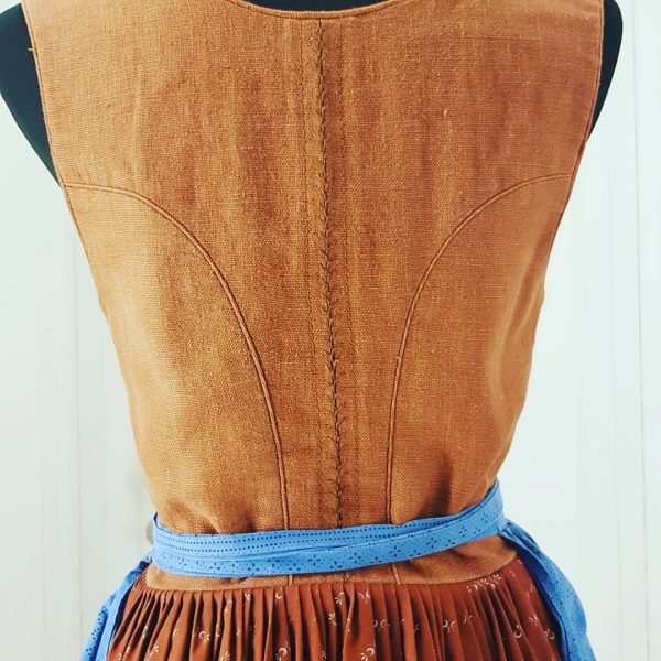 echte "Lamingtaler Tracht", schlichtes Dirndl mit braunem Leinenleib, brauner Rock mit kleinen weißen Blumen, blaue Schürze mit weißem Trachtenmuster