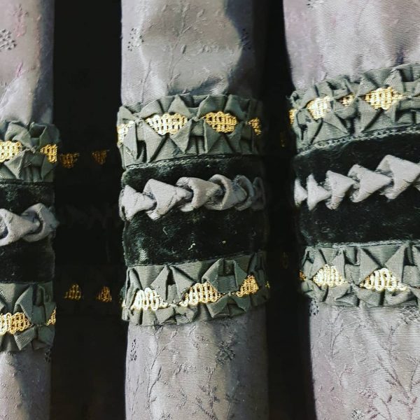 65 Jahre altes Original "Kärntner Brautmutterdirndl", sehr schön verarbeitetes altes Seidendirndl mit aufwendiger Goldstickerei, 3/4 Ärmel