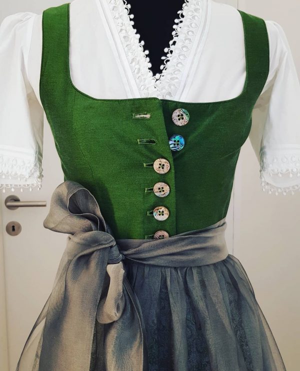 elegantes langes grün-graues Dirndl, graue transparente Seidenschürze mit großer Masche, edle weiße Spitzenbluse