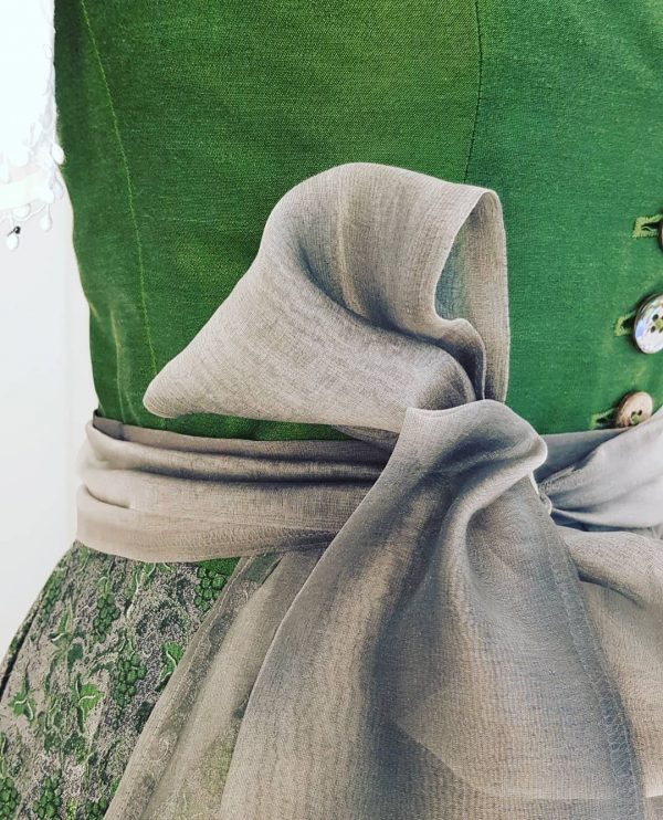 elegantes langes grün-graues Dirndl, graue transparente Seidenschürze mit großer Masche, edle weiße Spitzenbluse